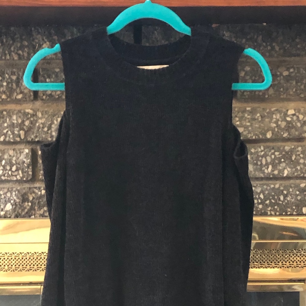 4/20🌟Loft Cold Shoulder sweater  (sz Md)
